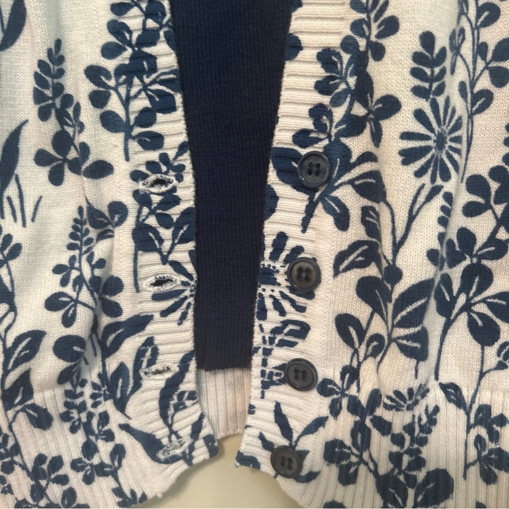 Women’s Cathy Daniels Blue and White Floral Cardigan Sweater. - Picture 4 of 8